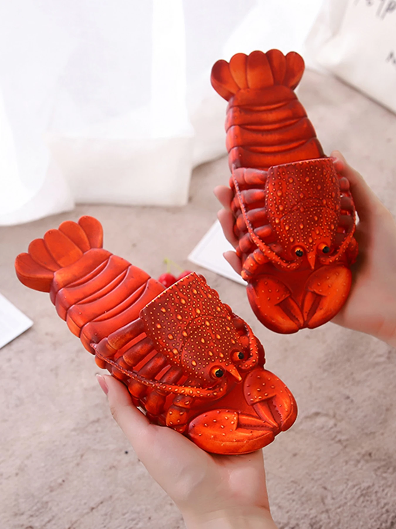chaussure en plastique rouge